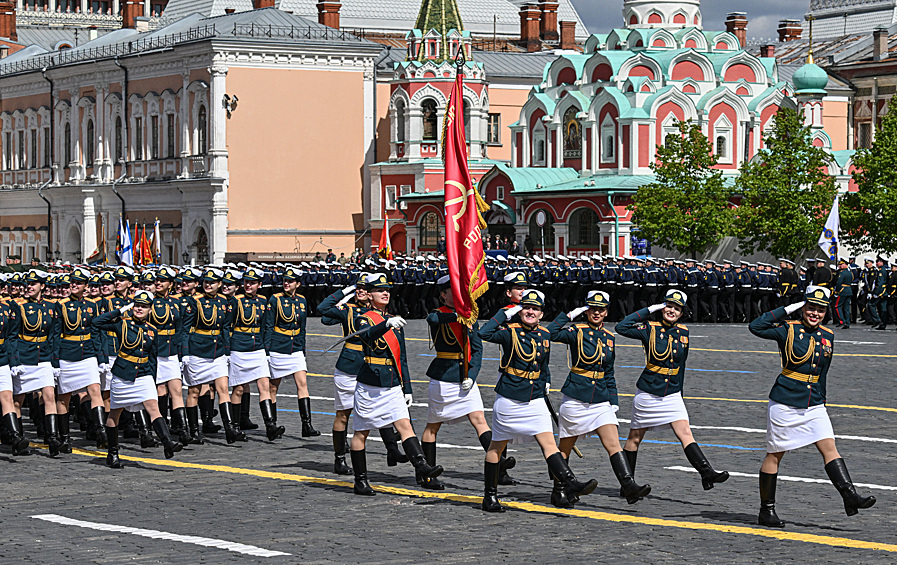 Парадный расчет военнослужащих-женщин на Красной площади в Москве на военном параде, посвященном 80-летию Победы в Великой Отечественной войне