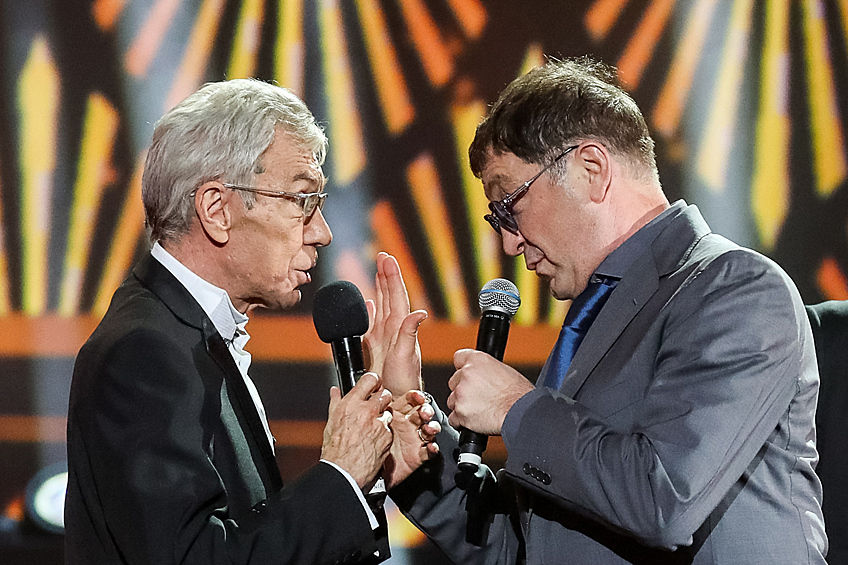 Телеведущий Юрий Николаев и певец Григорий Лепс (слева направо) на концерте «Звездный юбилей Юрия Николаева», посвященном 70-летию теле- и радиоведущего Юрия Николаева, в концертном зале «Крокус Сити Холл», 2018 год