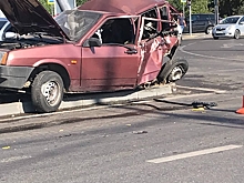 В Краснодаре после столкновения с ВАЗ перевернулся BMW X5