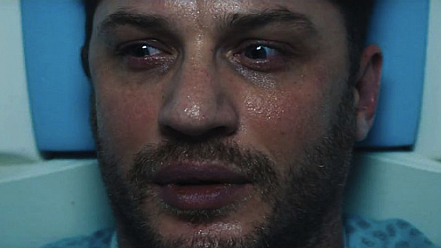 Том Харди лежит в больнице в первом трейлере «Венома»