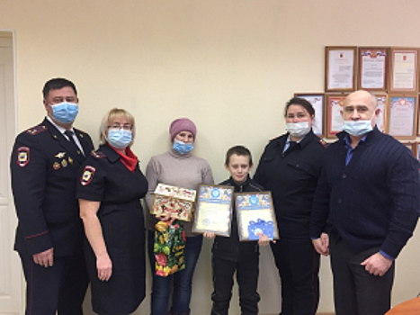 Полицейские в Пермском крае наградили мальчика-героя