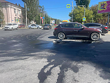 В центре Шахт легковушка после ДТП выехала на тротуар и сбила пешехода