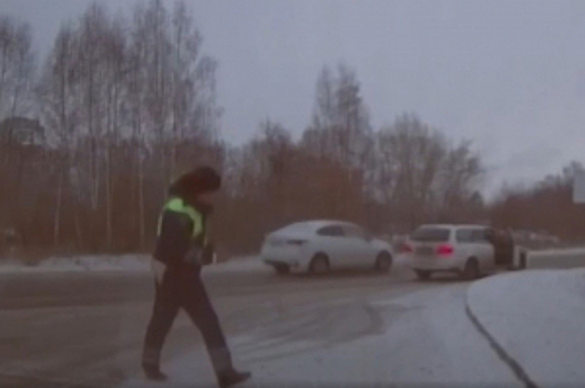 В Кемеровской области – Кузбассе госавтоинспекторы экстренно сопроводили автомобиль с роженицей до больницы