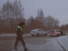 В Кемеровской области – Кузбассе госавтоинспекторы экстренно сопроводили автомобиль с роженицей до больницы