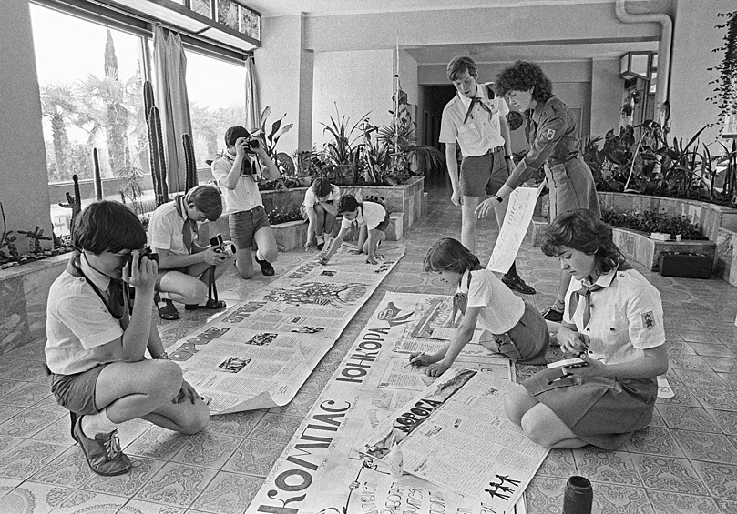 В пресс-центре "Артека" идет работа над выпуском стенной газеты "Компас юнкора", 1985.