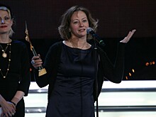 Был с женой и ребенком: старший сын Евгении Добровольской прилетел на прощание с актрисой из Лондона