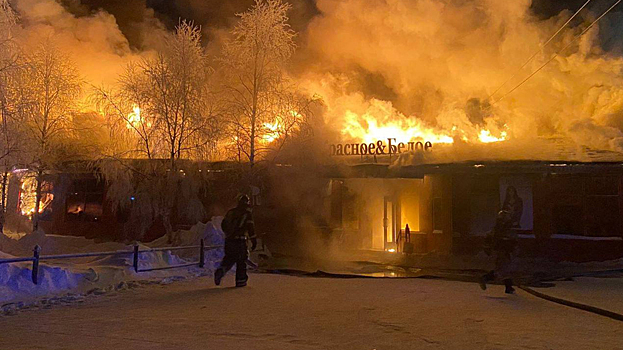 В Надыме сгорел популярный сетевой магазин. ВИДЕО