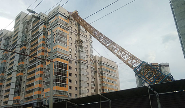 Башенный кран рухнул на многоэтажку в Казани