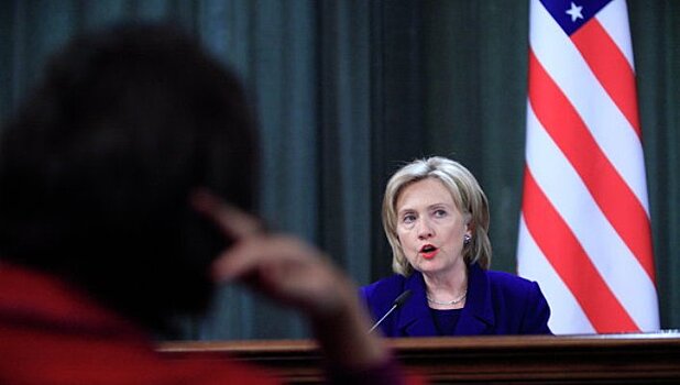 Клинтон платила работнику госдепа за обслуживание почты