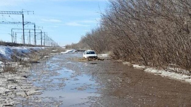 Залитая талыми водами дорога в п. Нижнесакмарский является охранной зоной ЮУЖД