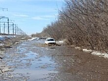 Залитая талыми водами дорога в п. Нижнесакмарский является охранной зоной ЮУЖД