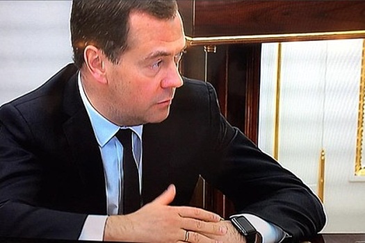 Медведев пришел к Путину в часах Apple Watch