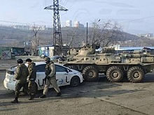 БТР столкнулся с такси во Владивостоке