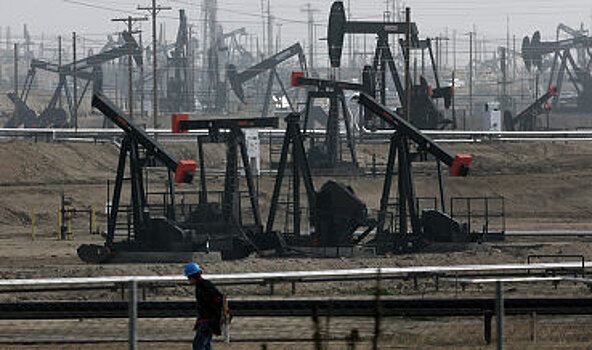 Среднесуточная добыча нефти в РФ в феврале снизилась на 1,4% в годом выражении