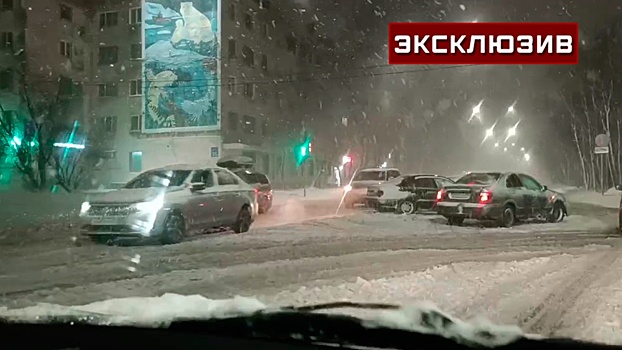 Водители показали кадры занесенных снегом дорог в Мурманске