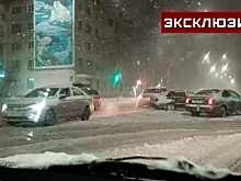 Водители показали кадры занесенных снегом дорог в Мурманске