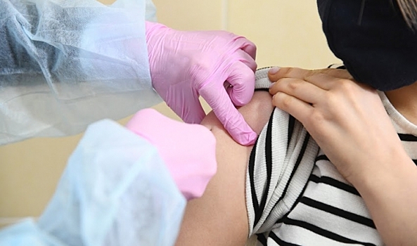 Единороссы предложили оперативно привить от коронавируса волонтеров