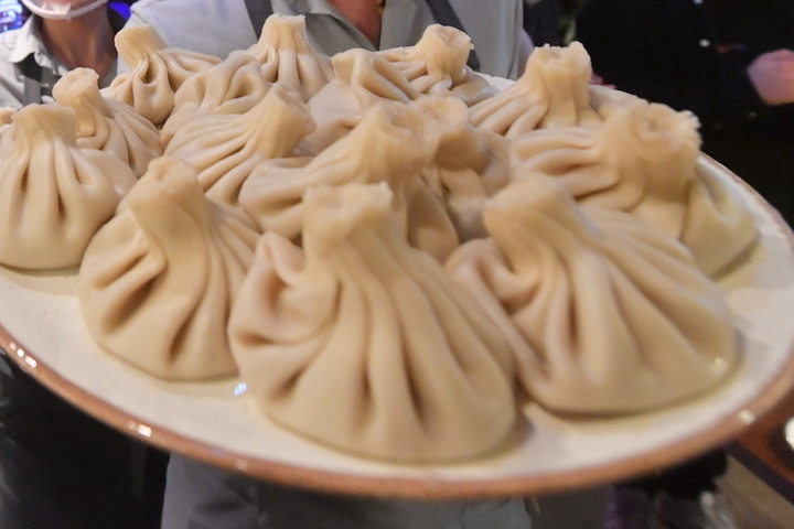 В Санкт-Петербурге женщина чуть не проглотила стекло, находившееся в хинкали