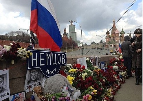 Мемориал Немцова вернули на место его гибели