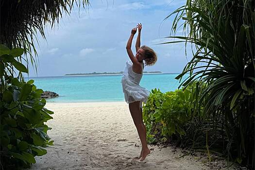 Жена Гарика Харламова снялась в оголяющем тело наряде