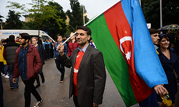 В Баку протестующие ворвались в здание парламента