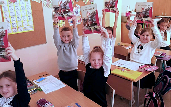 Сотрудники МЧС рассказали ученикам школы № 887 о правилах пожарной безопасности