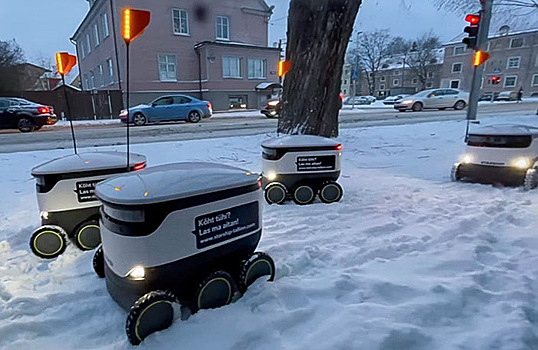 В Таллине из-за снега в пробке застряли роботы-курьеры