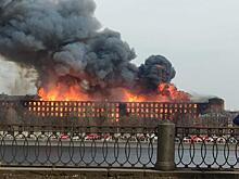 Вертолет приступил к тушению горящей Невской мануфактуры в Санкт-Петербурге