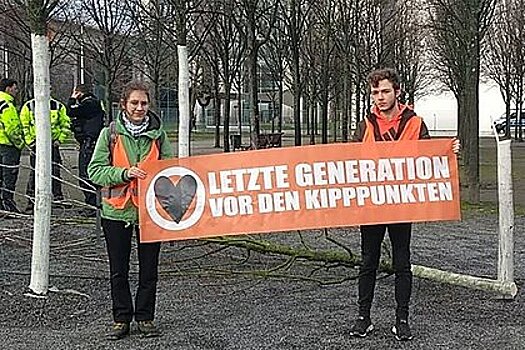 Экоактивисты спилили дерево в центре Берлина ради защиты лесов