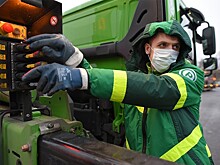«Мерседес» переместили на спецстоянку в Москве за долги в 2,5 миллиона рублей