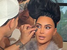 Бизнесвумен Ким Кардашьян вышла на публику в откровенном корсете