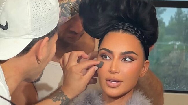 Бизнесвумен Ким Кардашьян вышла на публику в откровенном корсете