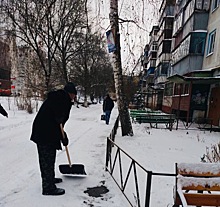 В Курске от снега расчищают дворы многоквартирных домов