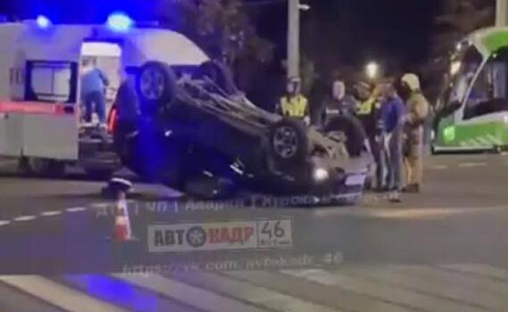 От столкновения двух авто в Курске одно из них перевернулось