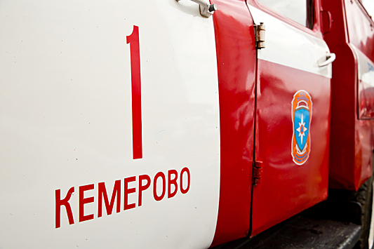 Более 20 спасателей тушили загоревшийся в Кемерове склад