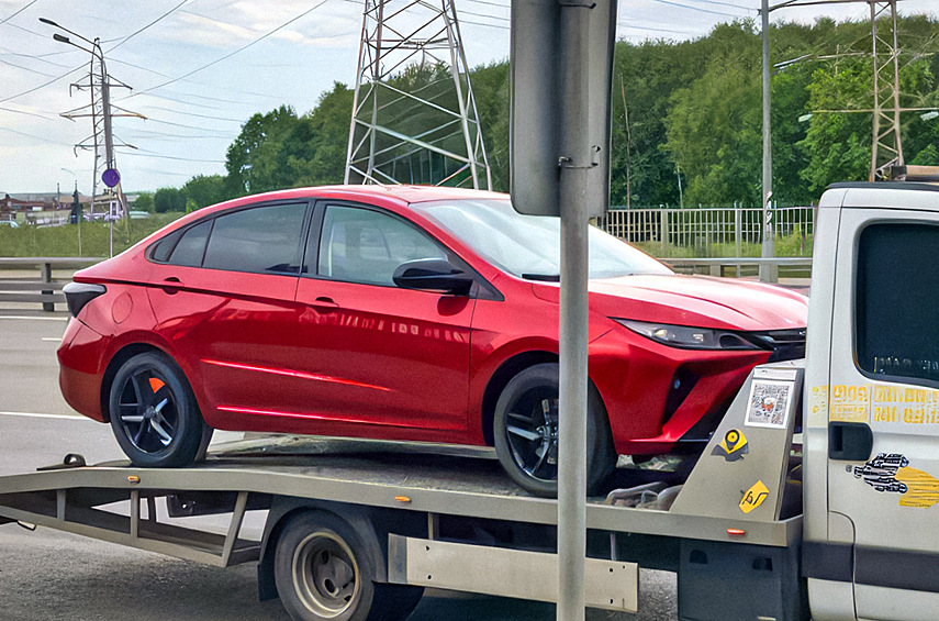 Omoda S5 GT. «Заряженная» версия седана заснята на автовозе по пути в Москву: продажи начнутся уже в этом месяце