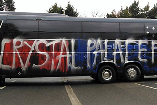 Английские фанаты по ошибке разрисовали автобус своей команды