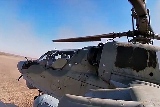 Опубликованы кадры ударов Ка-52 по бронетехнике ВСУ