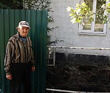 Челябинцы помогают пожилому инвалиду, дом которого топит из-за лопнувшей трубы