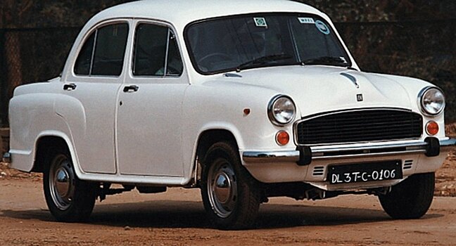 Медленный дрэг по-индийски: такси Hindustan Ambassador против старого Фиата