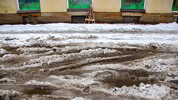 Петербургские коммунальщики собрали снежные кучи-гиганты на Боровой улице
