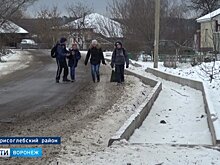 Из-за недостроенного тротуара жители борисоглебского села вынуждены ходить по проезжей части