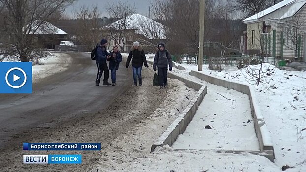 Из-за недостроенного тротуара жители борисоглебского села вынуждены ходить по проезжей части