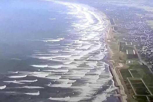 Перевернутые автомобили после цунами в Северо-Курильске сняли на видео