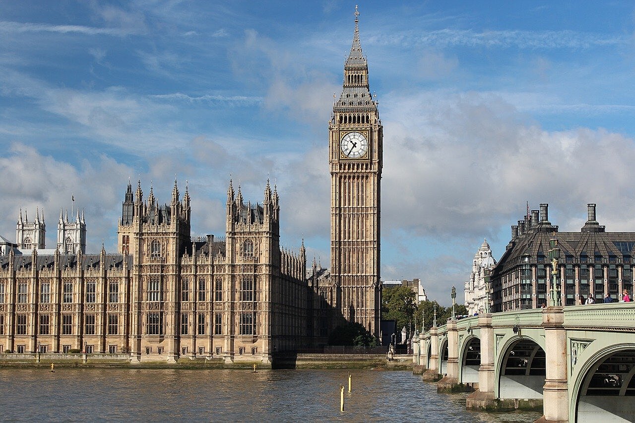 Великобритания отменила все тесты для привитых туристов
