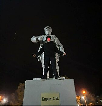Школьник залез на памятник в Пугачеве