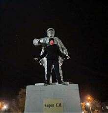 Школьник залез на памятник в Пугачеве