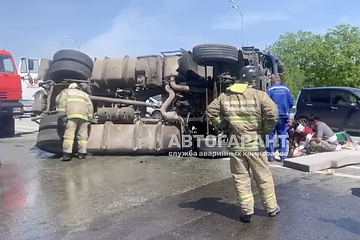 Фура с отказавшими тормозами перевернулась в Приморье