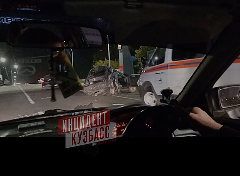 Машина превратилась в груду металла на выезде из Кемерова