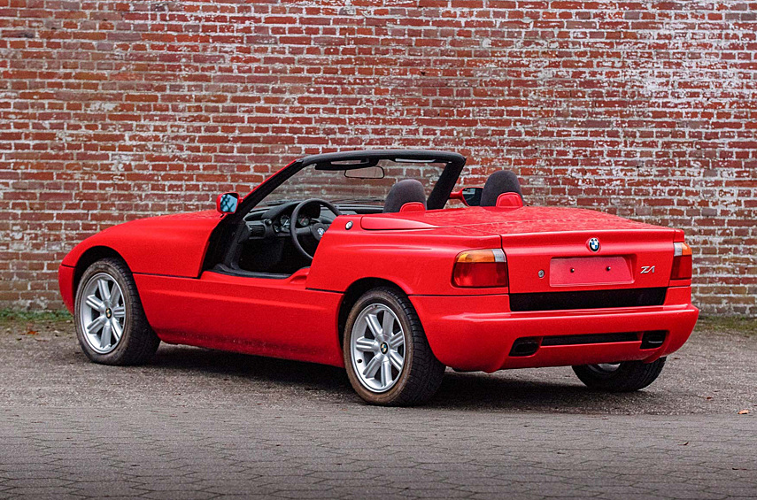 На этой машине с 1990 года выезжали всего пару раз, поэтому цифра 999 997 километров сохранилась. 170-сильная атмосферная 2,5-литровая «шестёрка» сочетается с пятиступенчатой механической коробкой передач. Основная фишка модели — убирающиеся вниз двери.